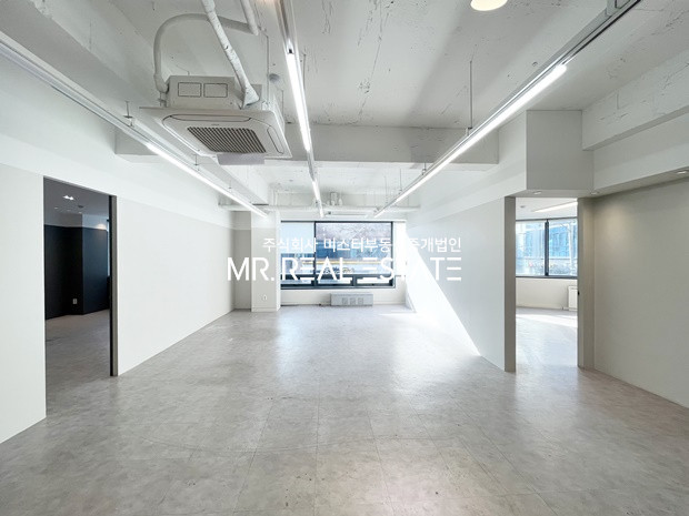 서울 서초구 서초동 주차3대,법원뷰,단독층사용,인테리어ACE,완벽한컨디션,다수룸 월세 매물번호 11340 사진 1