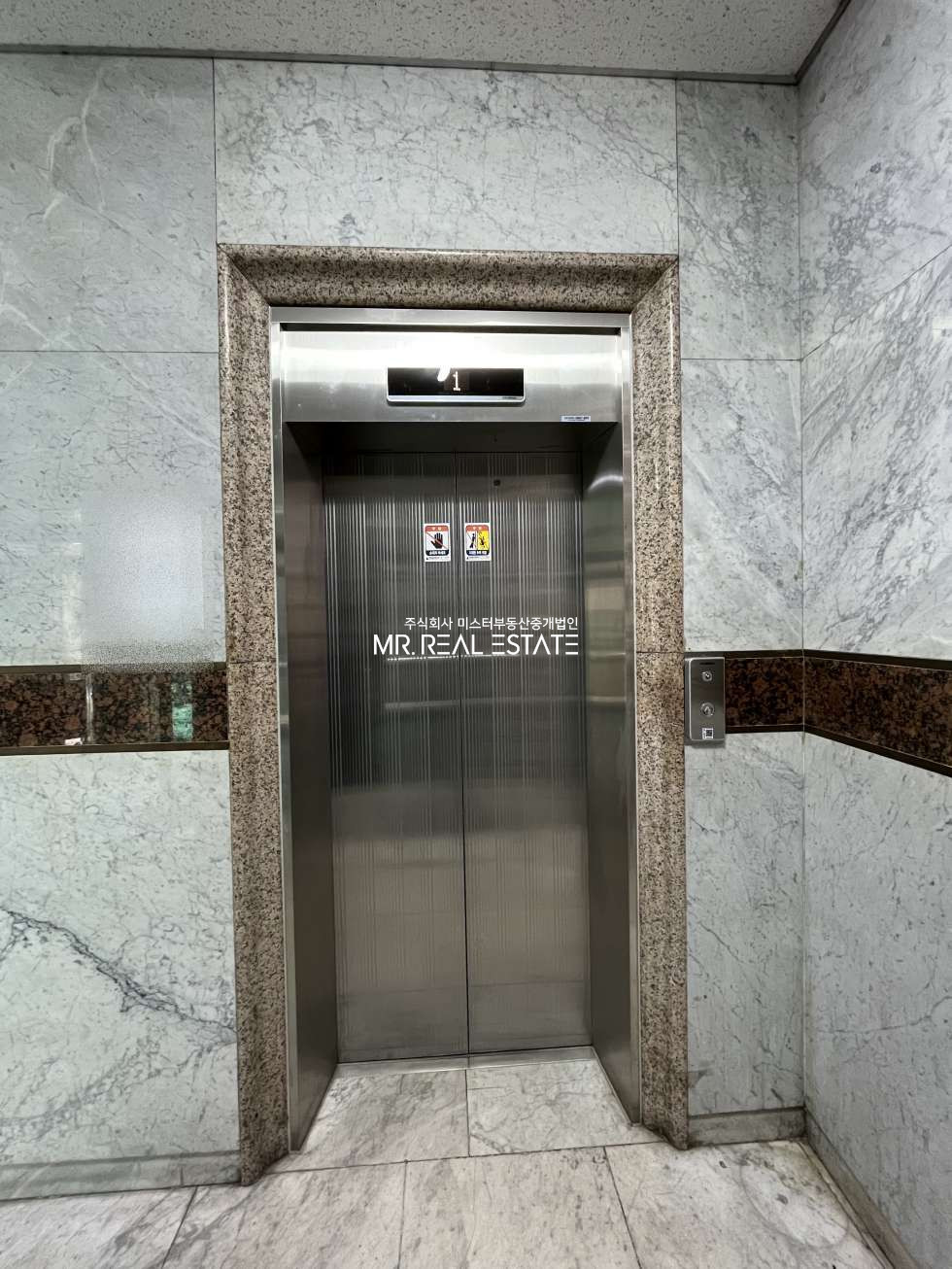서울 강남구 역삼동 주차3대,원복가능,대로변,테라스,홀+룸2+남녀분리화장실 월세 매물번호 11451 사진 7
