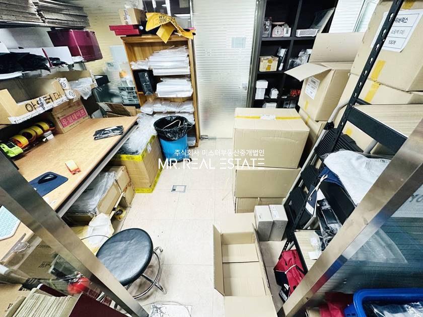 서울 강남구 논현동 신논현4분.대형건물.가시성.업무홀2.룸4.창고.S가성비. 월세 매물번호 11786 사진 3